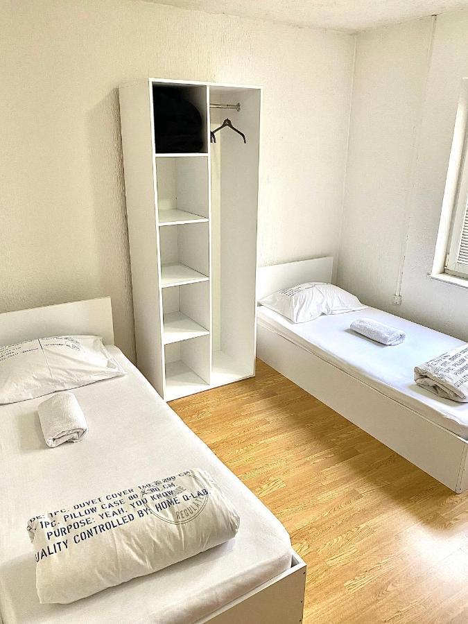 Bus Station Hostel พริสตีนา ภายนอก รูปภาพ